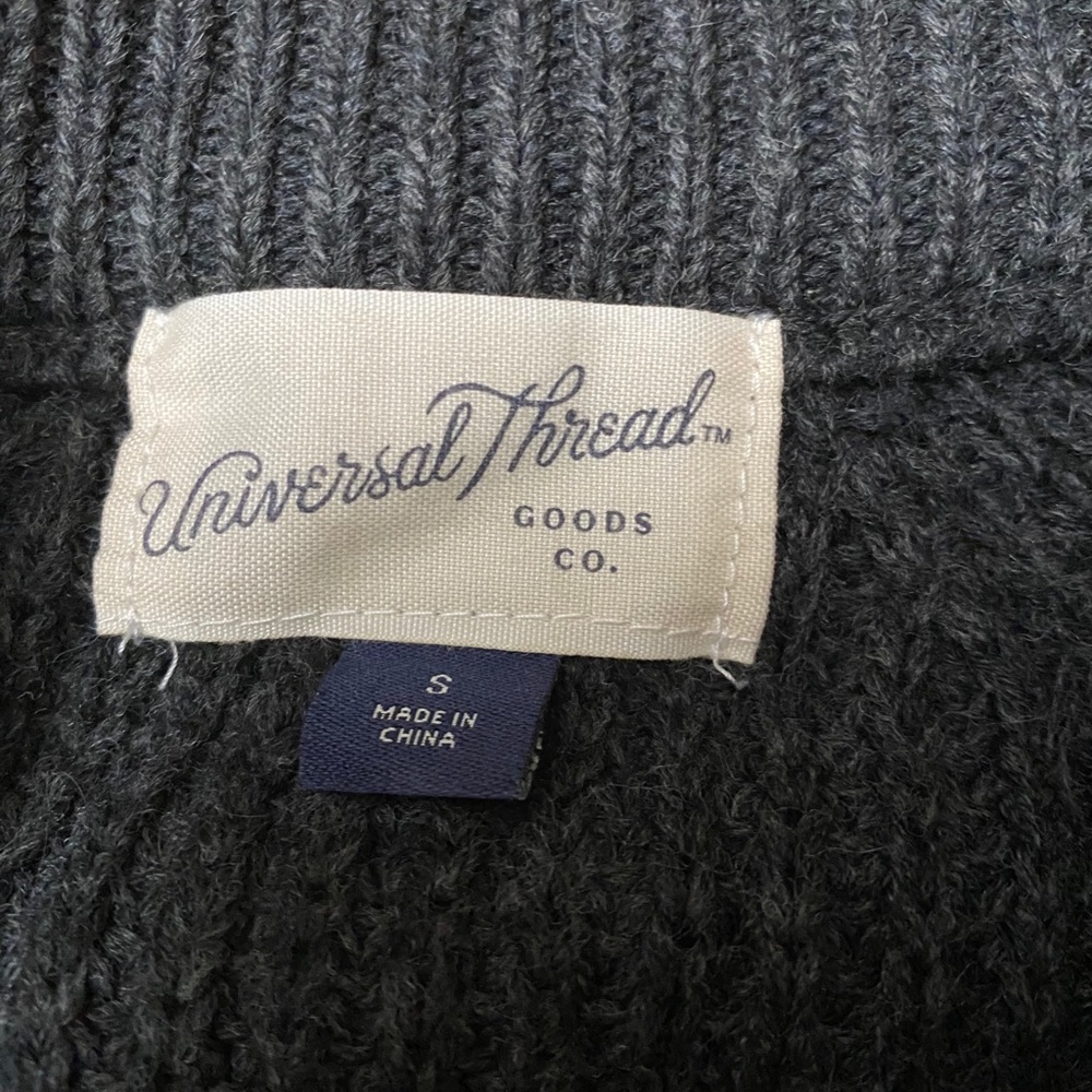 Universal thread pullover sweater - Picture 2 of 2